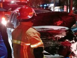 Sebuah Mobil Avanza Hangus Terbakar di Lampu Merah Sirandu Pemalang