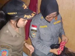 Razia Warung Remang-Remang di Ampelgading Petugas Satpol-PP Pemalang Temukan Kondom