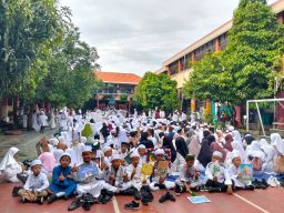 Sholawat dan Senyum Anak-Anak Warnai Peringatan Isro’ Mi’raj di SDN Tanah Kali Kedinding V