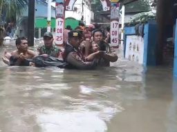 Banjir Cakung Polri Kerahkan 132 Personel, Perahu Taktis dan Dapur Lapangan Brimob