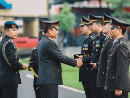 Kapolda Jatim Anugerahkan Tanda Kehormatan kepada Ribuan Personel