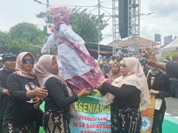 Bikin Merinding Boneka Brendung Kaso Meronta-ronta Ikut Kirab Hari Jadi Kabupaten Pemalang