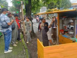 Tim Gabungan Satpol PP Tegur Pelaku Usaha Bandel, Tutupi Trotoar