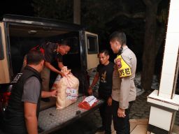 Polres Jember Salurkan Bantuan Sembako untuk Warga Terdampak Banjir di Desa Pakis