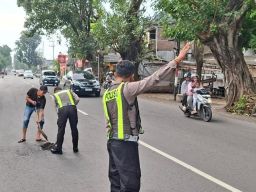 Operasi Keselamatan Semeru 2026 Polresta Sidoarjo Tambal Jalan Berlubang