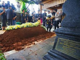 Hadiri Pemakaman, Kapolri: Pesan Eyang Meri Jadi Inspirasi dan Semangat Keluarga Besar Polri