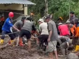 Peduli Bencana, Damkar Pemalang Berjibaku Bersihkan Lumpur Pasca Banjir