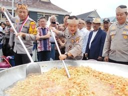 Polres Sumedang dan Bobon Santoso Masak 4.050 Cup Kolak, Borong 3 Rekor MURI