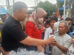 Ngalap Berkah Ramadan, Kelurahan Mulyoharjo Bagikan Ratusan Takjil Kepada Pengguna Jalan