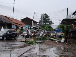 Jelang Waktu Buka Puasa, Hujan Deras Disertai Angin Kencang Landa Pemalang