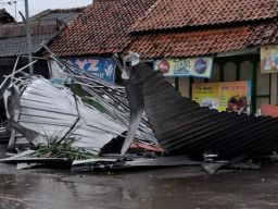 Hujan Deras Disertai Angin Kencang di Pemalang Robohkan Bangunan dan Pohon Besar