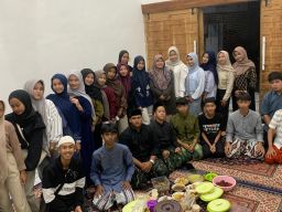 Hangatnya Ramadan: Kebersamaan Murid Kelas X-4 MAN 6 Jombang Buka Puasa Bersama di Rumah Wali Kelas