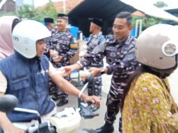 Cinta Ramadan, Danlanal Tegal Bersama Anggota Bagikan Bansos dan Makanan Buka Puasa