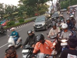 Ramadhan di Bundaran Waru, Heru Maki dan Relawan MAKI Bagikan 1.000 Takjil