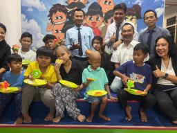 Nikmati Ngabuburit, Java Paragon Hotel Ajak Anak-anak Pejuang Kanker Menghias Cookies