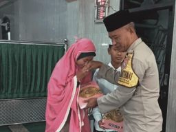 Bhabinkamtibmas Kemayoran Bagikan Iqro’ dan Al-Qur’an kepada Santri TPA Miftahul Jannah