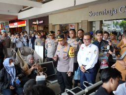 Kapolri Tinjau Kesiapan Angkutan Lebaran 2026 di Stasiun Surabaya Gubeng