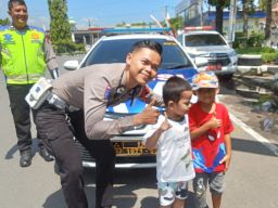Demi Tepati Nazar Anak, Ayah Ajak Bocah 4 Tahun Foto Bareng Mobil Polisi