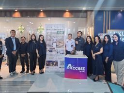 Palm Park Hotel & Convention Surabaya Bagikan Bingkisan Manis untuk Pejuang Rindu di Stasiun