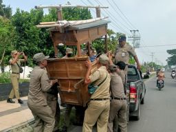 Tertibkan PKL, Satpol PP Pemalang Temukan Puluhan Botol Miras