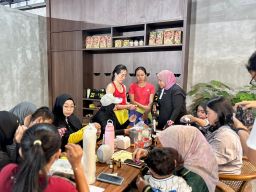 Grand Whiz Hotel Praxis Surabaya Rayakan Kartini Lewat Olahraga Padel bersama Young Living Community