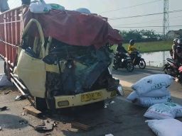 Colt Diesel Muat Pakan Ternak Seruduk Truk Trailer di Pemalang