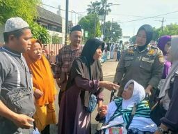 Aksi Sigap Srikandi Satpol PP Pemalang Bantu Jemaah Haji Lansia, Menuai Banyak Apresiasi