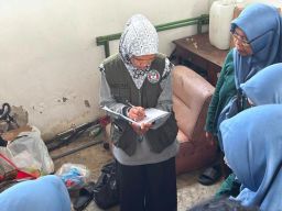 Kolaborasi TPS dan Bank Sampah Perak Barat, Warga Sidotopo Wetan Didorong Naik Kelas Kelola Sampah