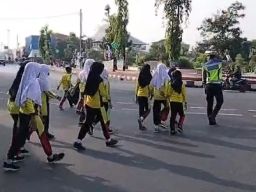 Bikin Sejuk! Personil Satlantas Polres Pemalang Siaga Seberangkan Pelajar