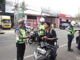 Optimalisasi Gakkum Presisi : Ditlantas Polda Jatim Gelar Operasi Dakgar Berbasis Handheld