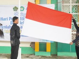 Baju Adat, Air Mata, dan Harapan: Hardiknas MAN 6 Jombang Nyalakan Mimpi Juara dan Pengusaha Muda