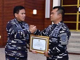 Berhasil Amankan Kedaulatan Perairan Indonesia Kolonel Laut Rizki Purnama Dapat Penghargaan