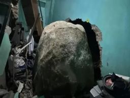 Batu Besar Hantam Rumah Warga di Pemalang