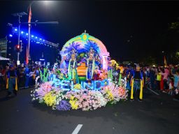 Surabaya Vaganza 2026, Mobil Hias Pelindo Angkat Pesan Harmoni Laut dan Kelestarian Alam