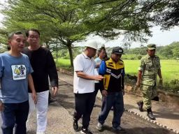 Bupati Eman Perkiat Infrastruktur, Jalan Cigasong–Jatiwangi Mulai Diperbaiki