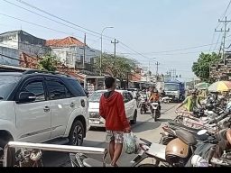 Kesemrawutan Pedagang dan Parkir di Depan Pasar Bojongbata Perlu Penanganan Serius