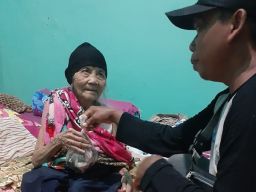 Tangis Haru Warga Tak Mampu, Terima Bungkusan Daging Kurban