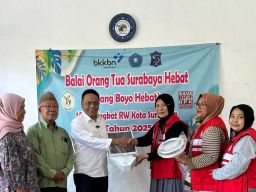 Anas Karno Bantu Alat Timbang Badan untuk Posga RW 03 Penjaringansari Surabaya