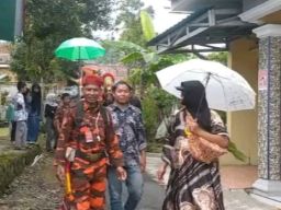 Warga Berdesakan Saksikan Hiburan Rakyat Kuda Renggong Meriahkan Kampung Ganeas