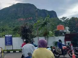 Isi BBM Sambil Nikmati View Gunung di Pemalang, Bikin Betah Pembeli Saat Mengantre