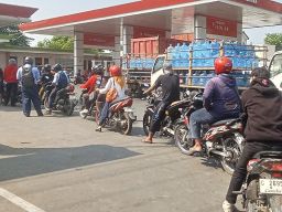 Pasca Harga Pertamax Naik, Ratusan Pengendara Sepeda Motor di Pemalang Antre Beli Pertalite