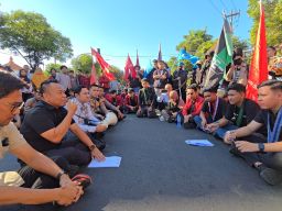 Temui Massa Aksi, Yona Bagus Pastikan Aspirasi Cipayung Plus Ditindaklanjuti ‎