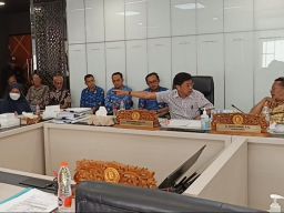 RDP Komisi B Memanas, Baktiono Tegur Dispendukcapil Soal Adminduk Warga