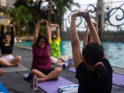 Dukung Tren Wellness Tourism, Wyndham Surabaya Gelar Eksklusif Sunset Yoga