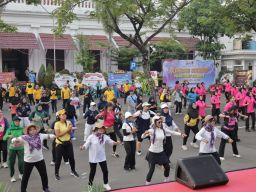 Hari Bhayangkara ke-80 Berlangsung Meriah, Warga Ikuti Olahraga Bersama Polrestabes Surabaya