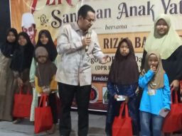 Penuh Haru, Anggota DPR RI Rizal Bawazier Berbagi Kasih dengan Anak Yatim di Tengah Pentas Budaya