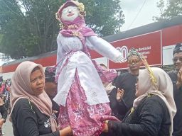 Saat Hujan Tak Kunjung Tiba, Warga Gelar Ritual Boneka Brendung Pemanggil Hujan