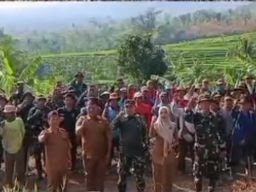 Kodim 0617/Majalengka bersama warga membuka akses jalan Garawastu-Pasirayu