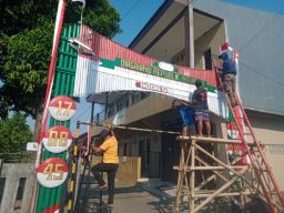 Aksi Keren Emak-emak Cibelok Pemalang, Rela Antar Logistik Demi Gapura Kemerdekaan RI ke-81