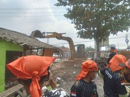 Belasan Bangunan Liar di Pantura Comal Dibongkar Paksa Tim Gabungan